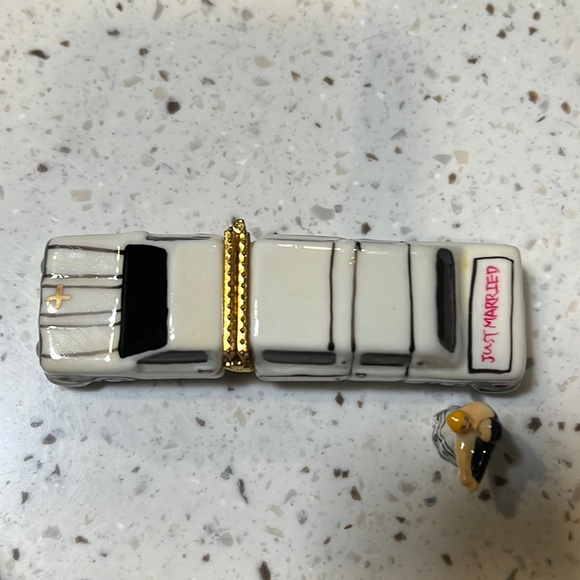 Just Married White Limousine wedding trinket box with mini bride and groom - Picture 4 of 12